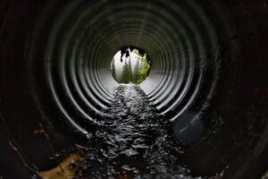 Вътрешност на канализационна тръба с течаща вода